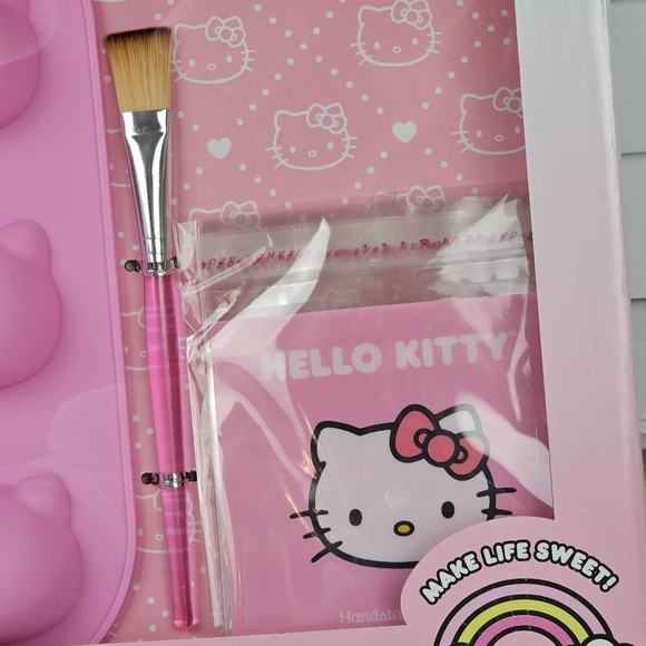 HELLO KITTY Make Your Own Hot Chocolate Bombs Set - Picture 3 of 12